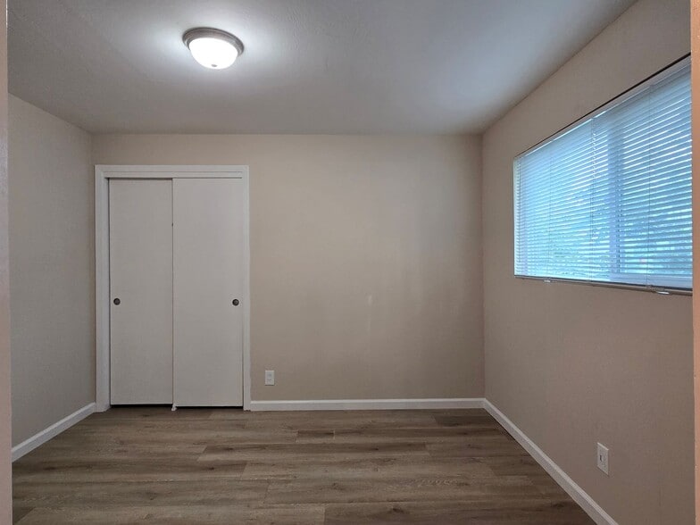 Building Photo - 45 Oak Ave