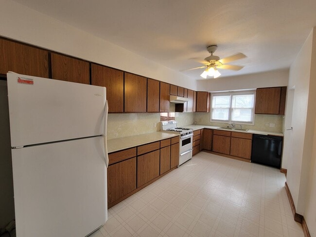 Building Photo - 321 W 5th St