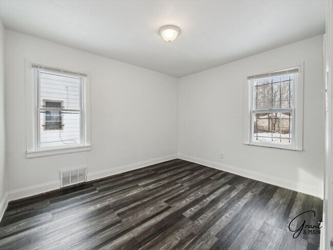 Building Photo - $1250 3 bedroom bungalow