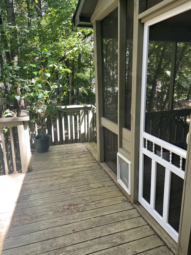 Building Photo - 1543 Hillhaven Dr