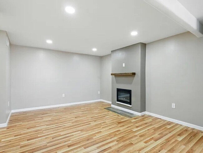 Building Photo - 2905 San Rafael Ave SE