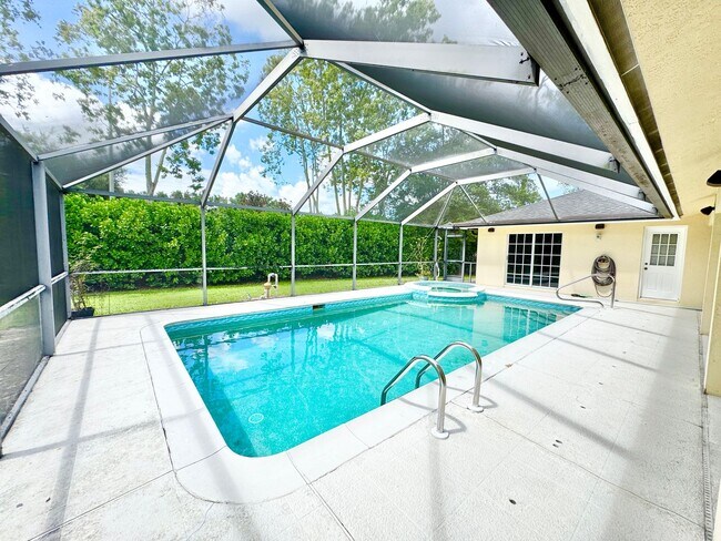 Building Photo - ** BERKSHIRE LAKES ** 3 BED + DEN / 2.5 BA...