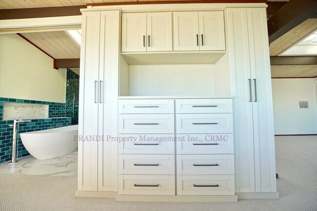 Building Photo - Unmatched Quality and Unparalleled Views F...