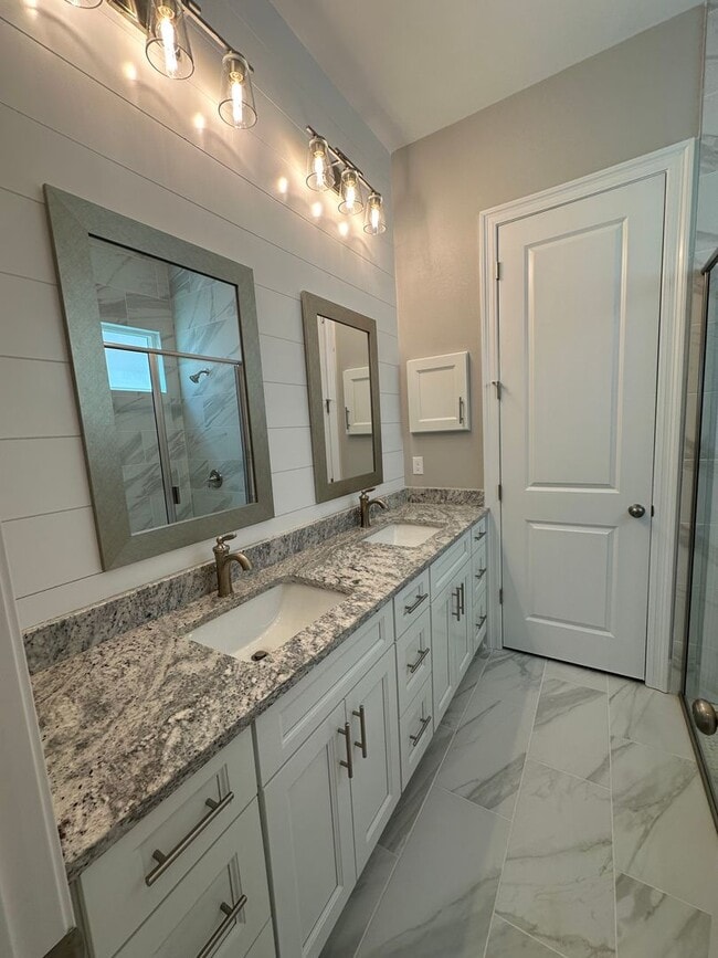 Building Photo - RENT IN FALLSCHASE HOA COMMUNITY, NEW CONS...