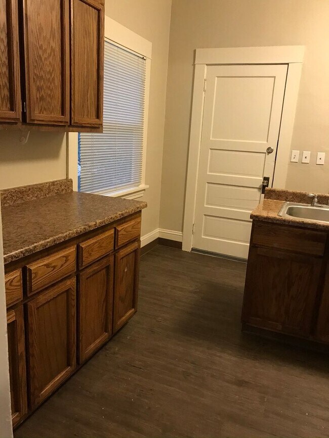 Building Photo - 4br/2ba House with fenced yard