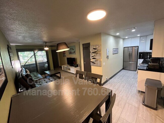 Building Photo - 2821 Los Felices Cir