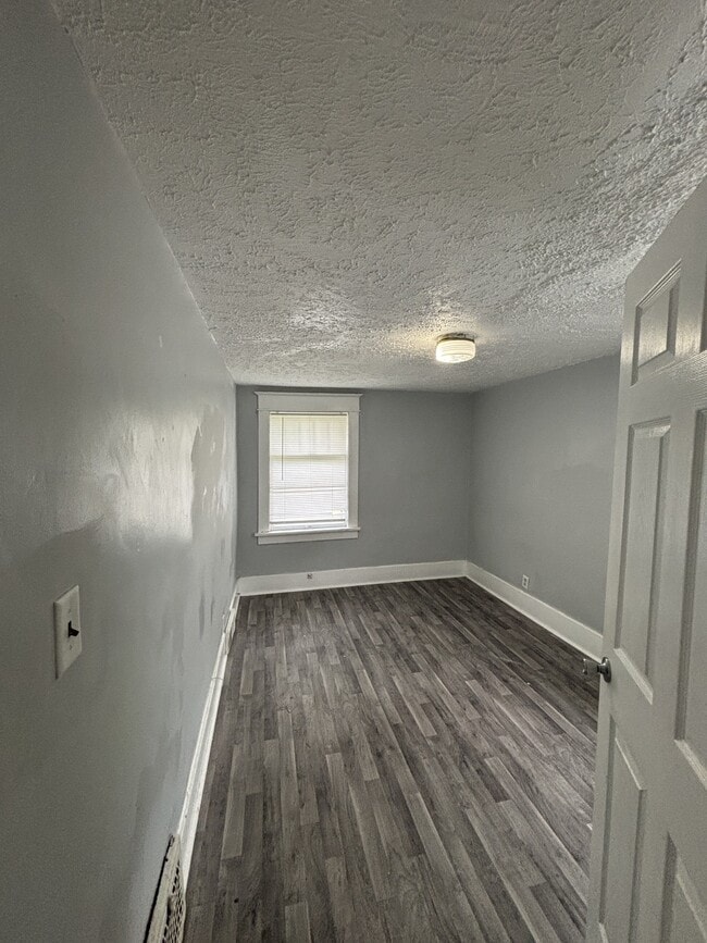 Building Photo - 805 Riverview Ave
