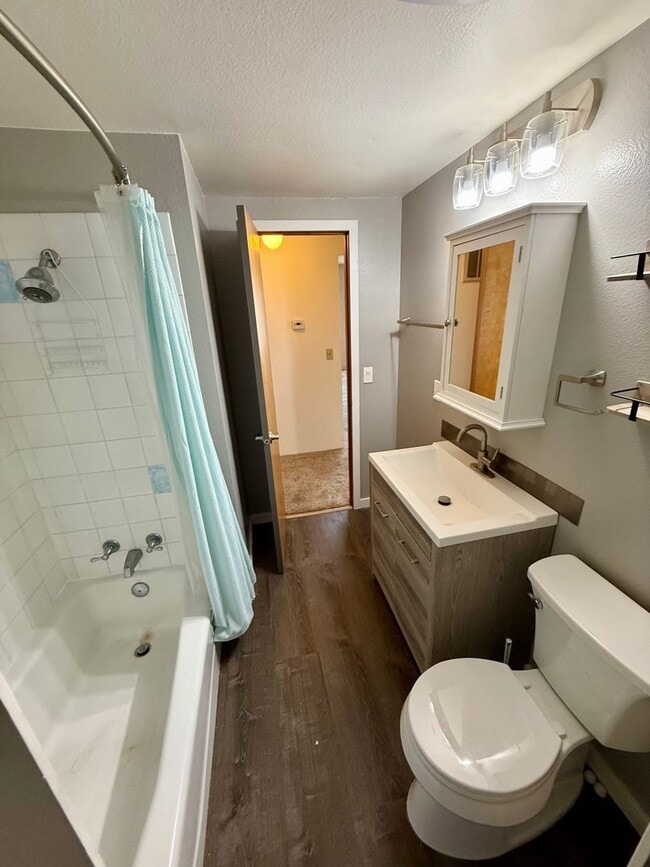 Building Photo - Welcome to this Charming 3 bedroom, 2 bath...