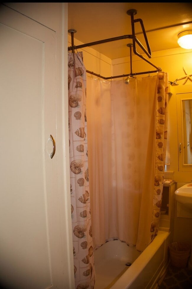 Building Photo - 3 Bedrooms 2 baths Beach House in the City...