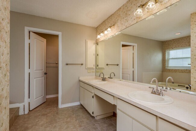 Building Photo - Pool Home Near Florida Beaches