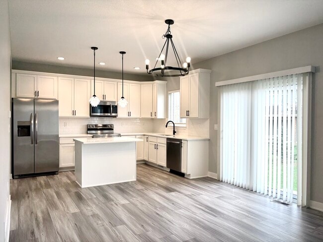 Building Photo - 1502 NE Savana Dr