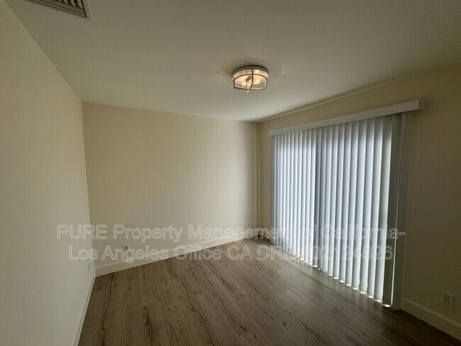 Building Photo - 2330 Oak St