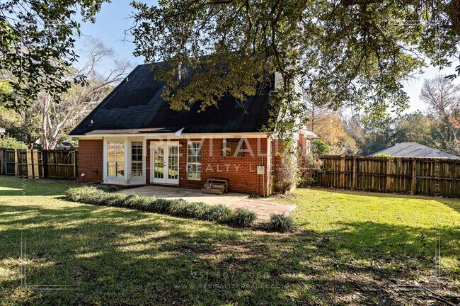 Building Photo - Creole Style 3 Bed 2.5 Bath Home on Oversized Lot