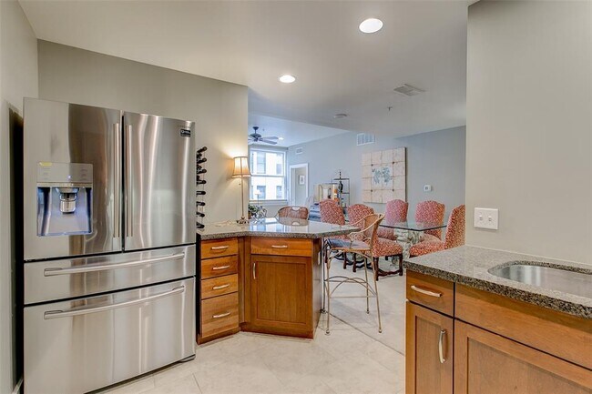 Building Photo - 411 W 7th St