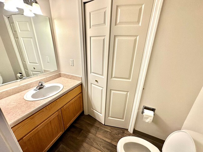 Building Photo - CHECK OUT THIS SPACIOUS TOWNHOUSE IN REDMO...