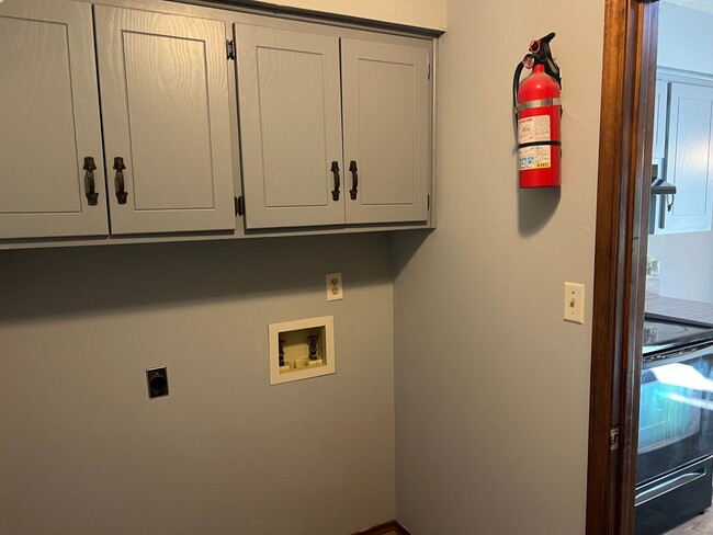 Building Photo - AVAILABLE NOW! Walking Distance to Silver Springs Park