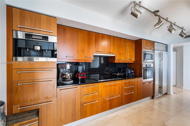 Building Photo - 1331 Brickell Bay Dr