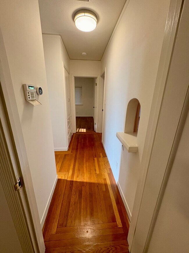Building Photo - Updated and Stunning 2bed/1bath home in Mi...