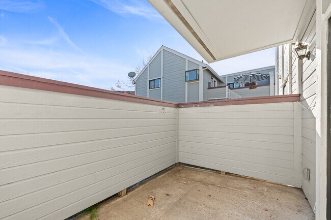 Building Photo - "Spacious 3-Bed Condo with 2 Baths in Citr...