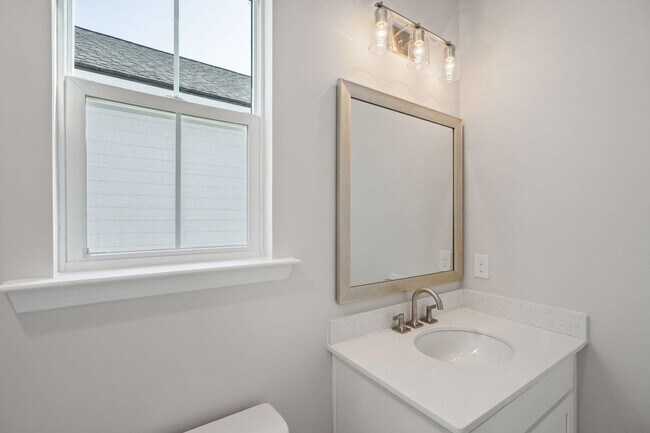 Building Photo - 3 Bedroom 2.5 Bathroom House in Hawthorne ...