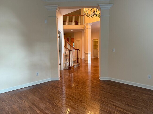 Building Photo - Stunning, Elegant Residence in Chapel Hill...