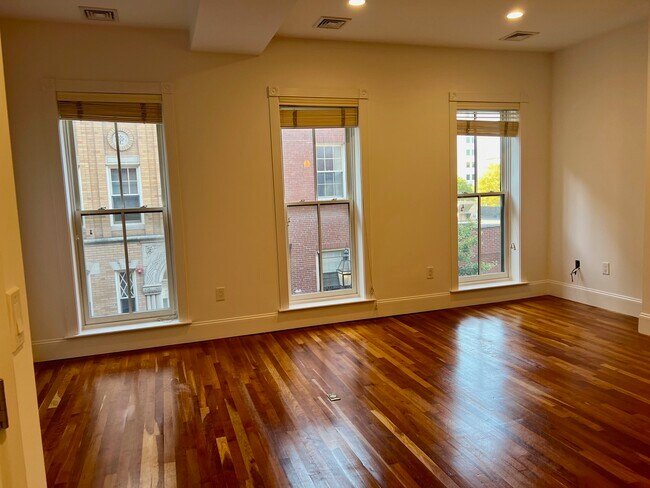 Building Photo - 31 Temple St