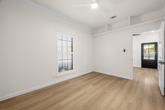 Building Photo - 1307 Kinney Ave