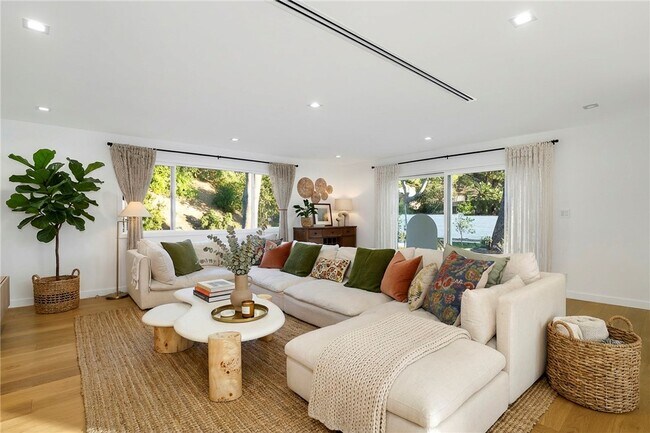 Building Photo - 9742 Farralone Ave