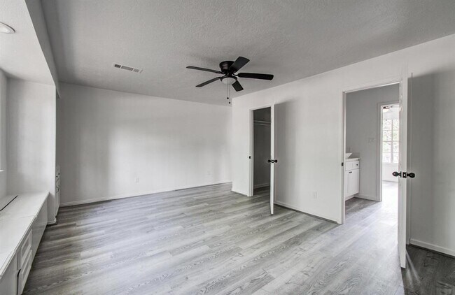 Building Photo - 808 Stone Mountain Dr