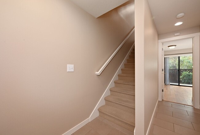 Building Photo - Modern & Spacious 2+ Bedroom/3.25 Bath Vie...