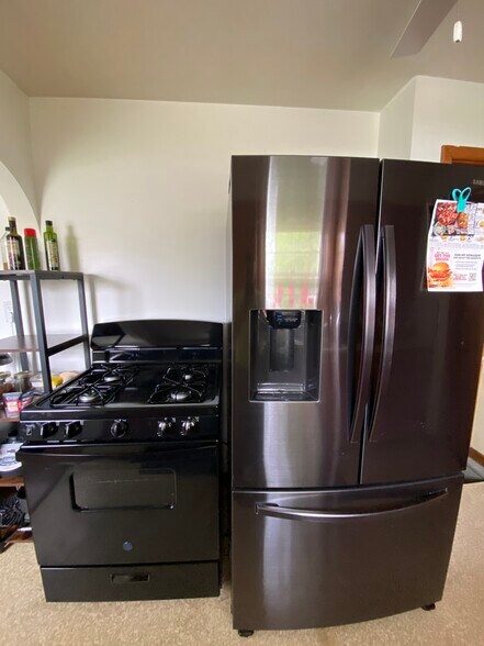 Fridge stove - 216 Dort Ln NW