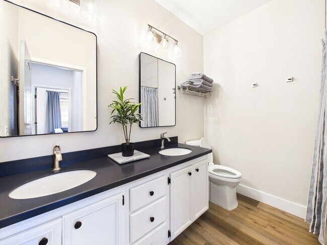 Building Photo - Elegant Fully Furnished 3-Bedroom 2-Bath Retreat in Summerlin