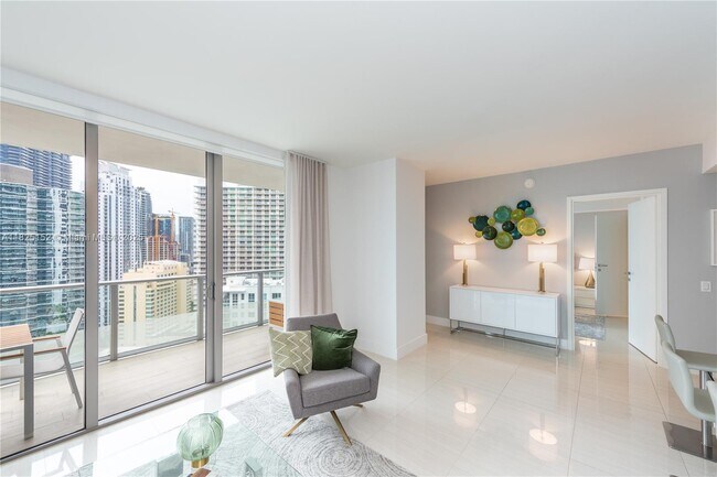 Building Photo - 1300 Brickell Bay Dr