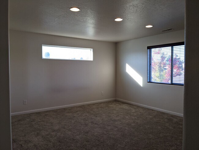 Building Photo - 62851 NE Kinley Ln