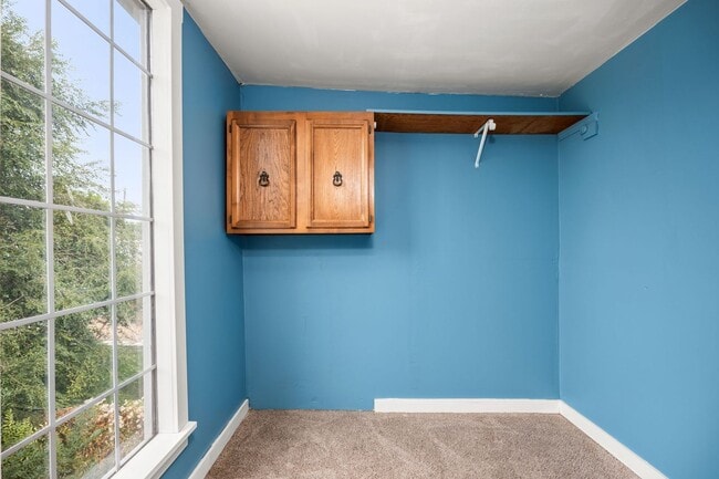 Building Photo - Centrally Located Home With Unbelievable C...
