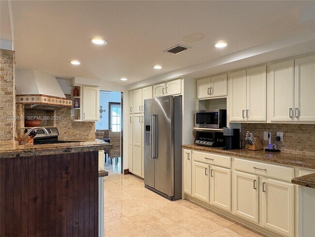 Building Photo - 6610 SW 104th Ct