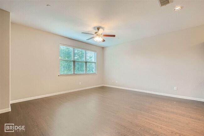 Building Photo - 1313 Lakecrest Ln
