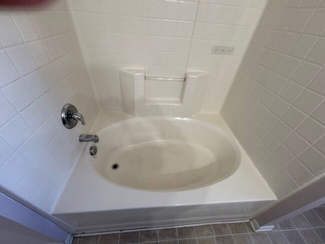 Building Photo - Cozy Living