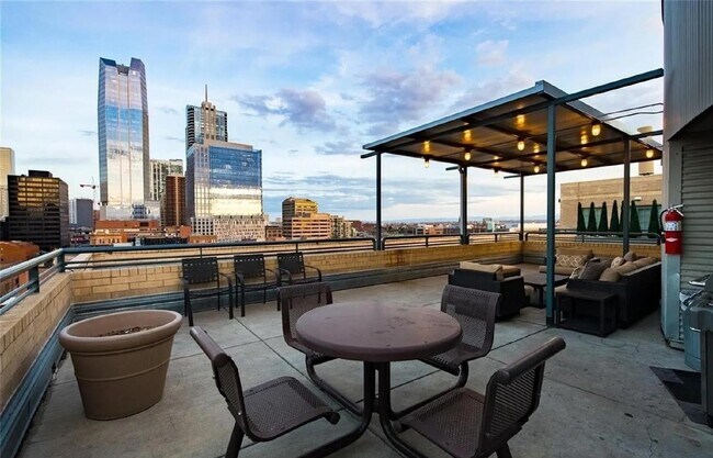 Building Photo - Downtown Loft Living at its Best