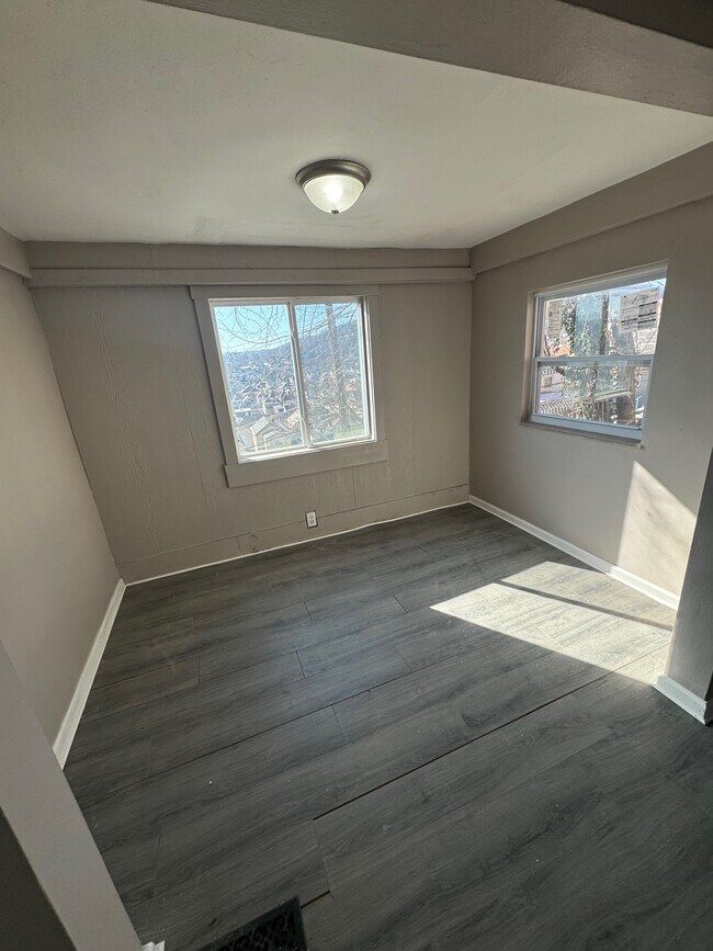 Building Photo - 908 Benwood Ave