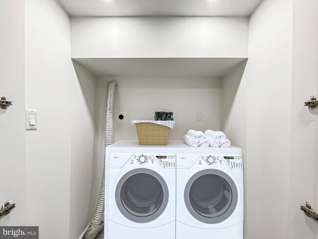 Building Photo - 2027 N 5th St