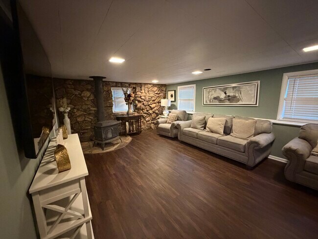 Building Photo - 202 Hickory Rd