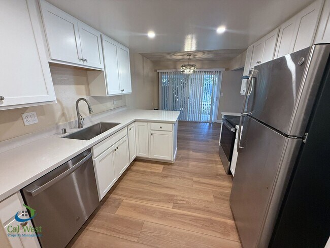 Building Photo - 5863 Hillview Ave
