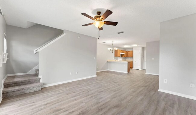 Building Photo - 2/2.5 Townhome with garage