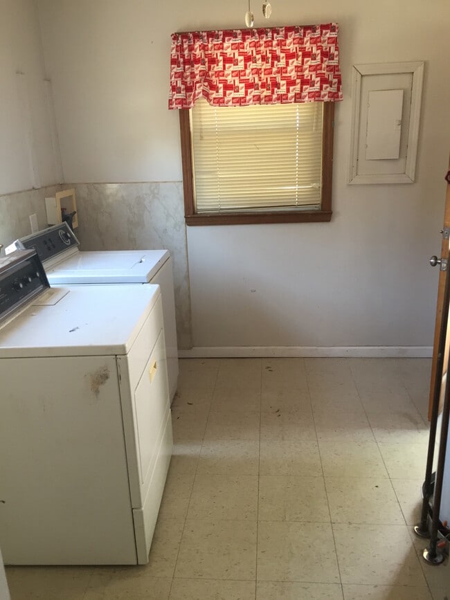 Building Photo - 2 bedroom 1 bath freshly painted in Redford