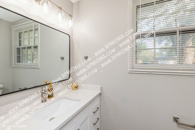 Building Photo - 513 NW 9th St