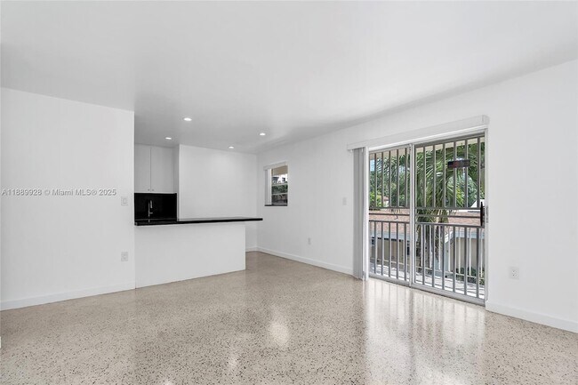 Building Photo - 559 SW 10th St