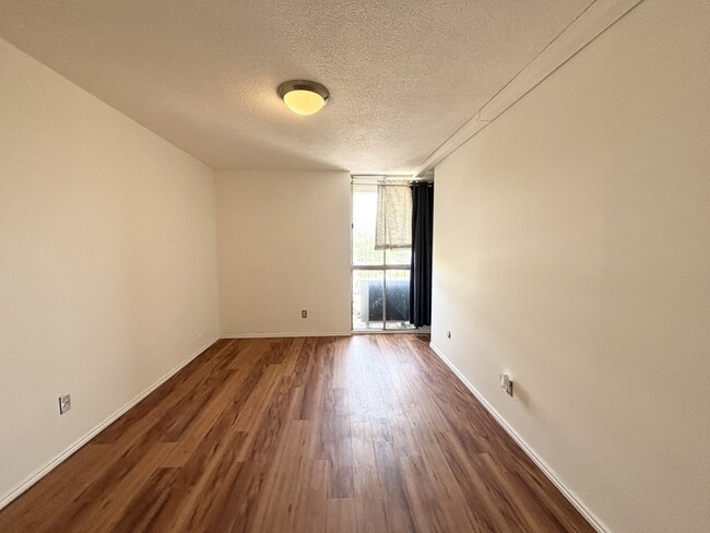 Building Photo - 710 E 200 S