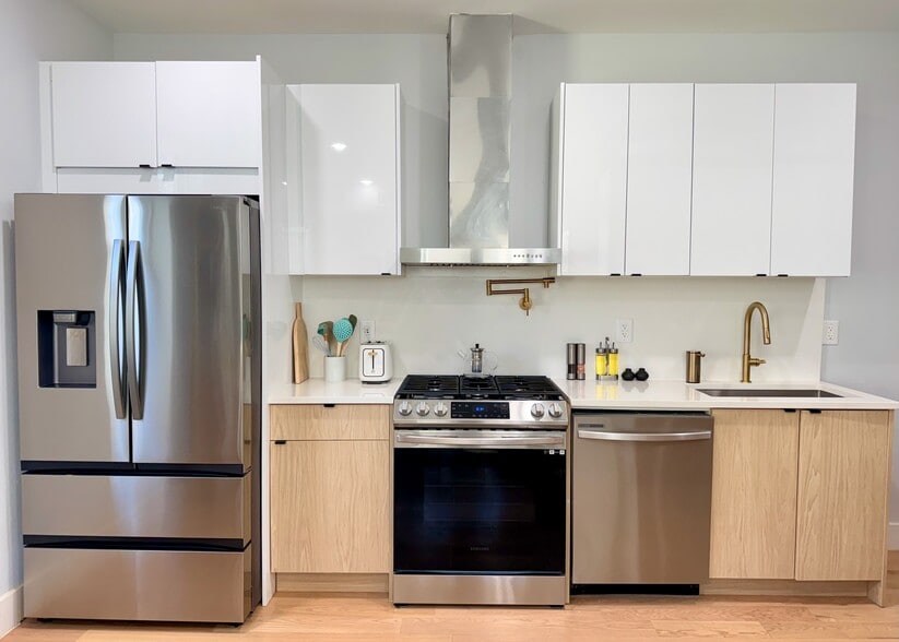 Open-Concept Chef’s Kitchen - 443 Bergen Ave