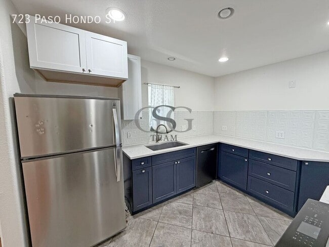 Building Photo - 723 Paso Hondo St